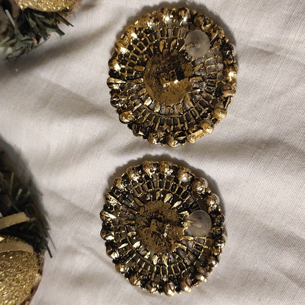 Trending ethnic round stud earrings - Picture 4 of 4